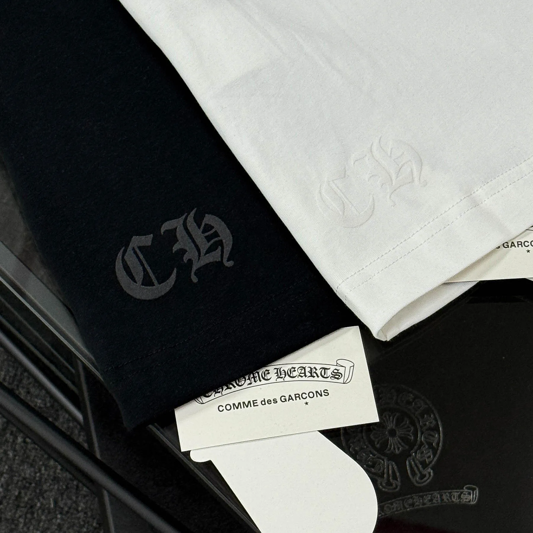 P170 Chrome Hearts Chrome Hearts 25 high-end versions. The fabric is made of 300 grams of high-density pure cotton. It does not deform or shrink. It has three labels. It is the same style for men and women. Technology: Digital printing. Color: White. Black. SIZE: S-XL.